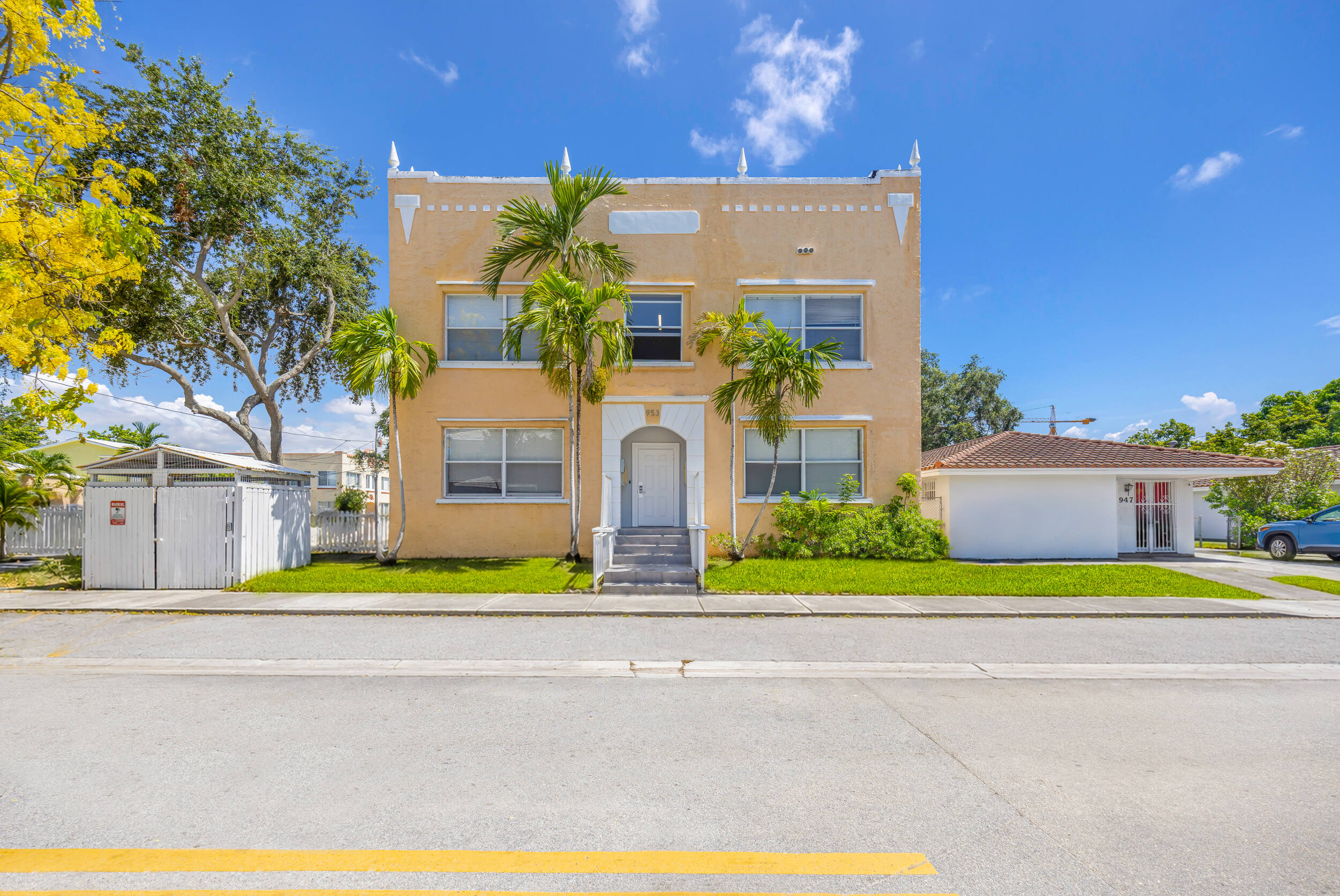 953 SW 10 ST